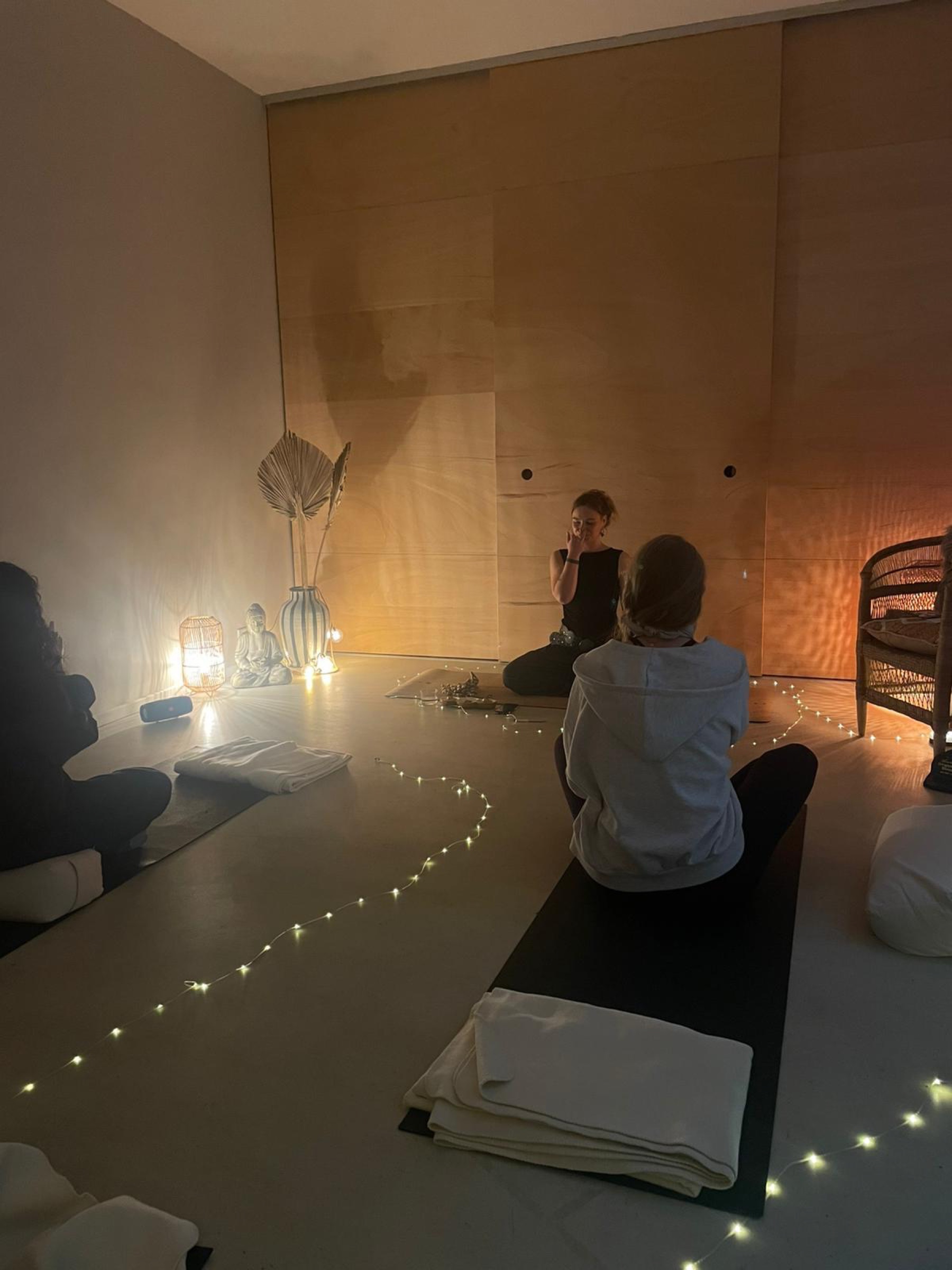 Abendliche Breathwork-Session bei warmem Licht