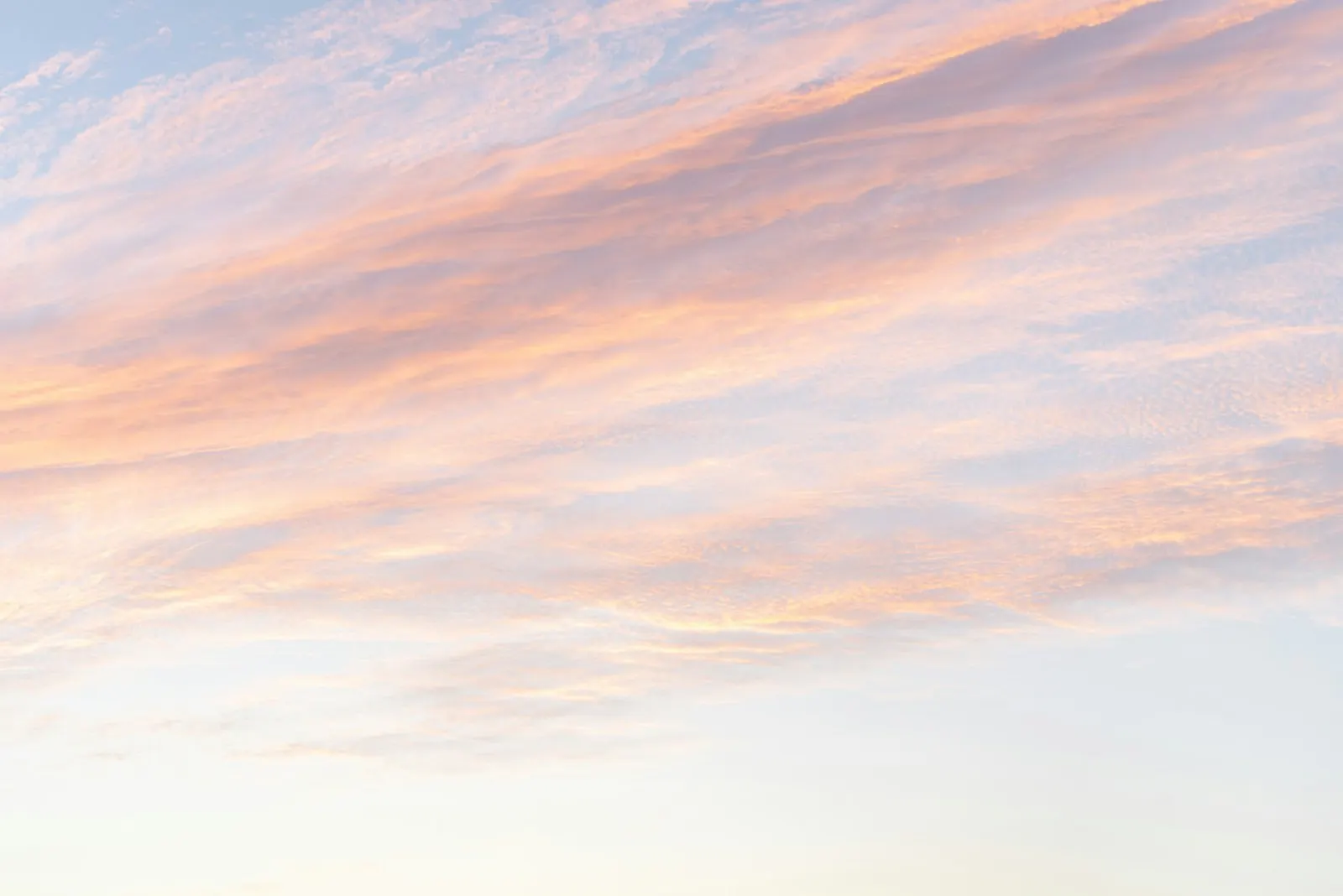 Weicher Wolkenhimmel in warmem Dämmerungslicht