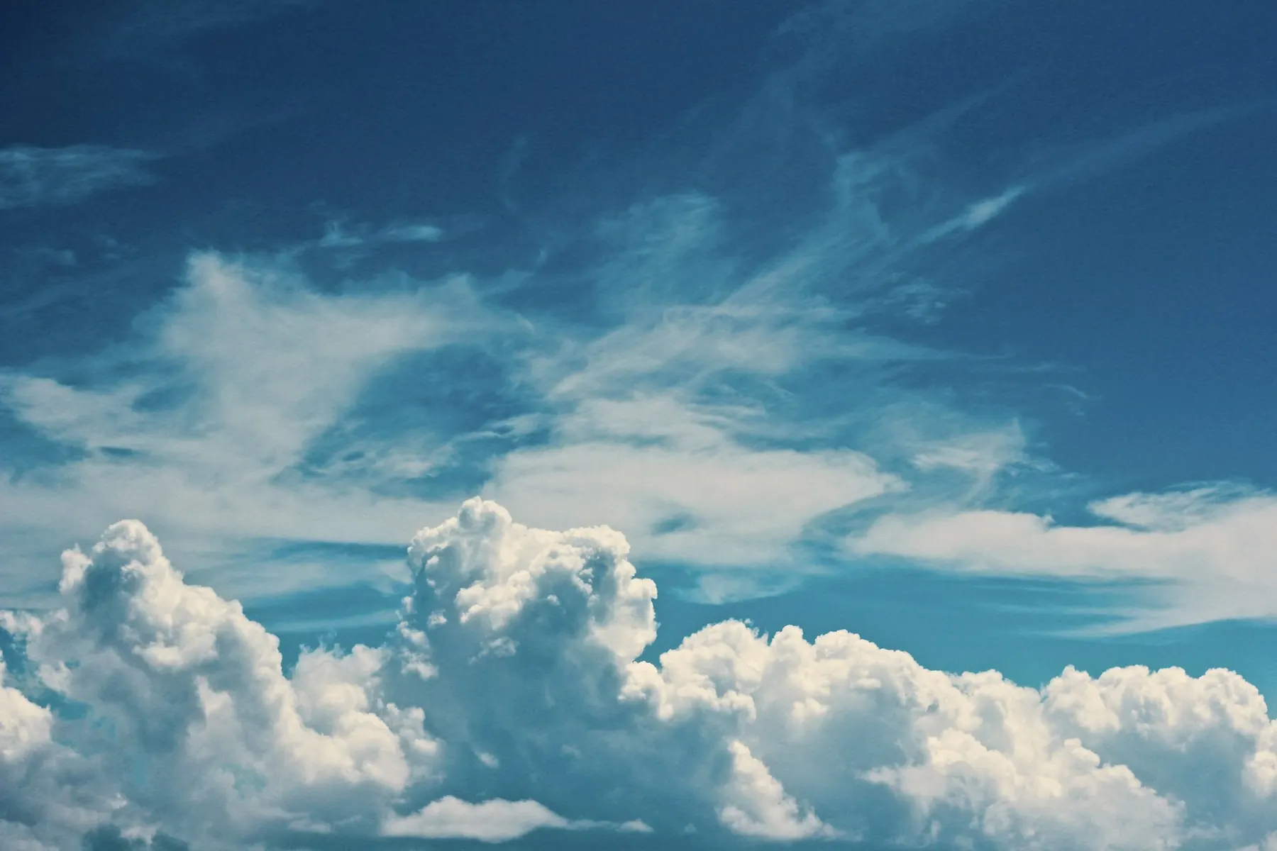 Quellwolken vor tiefblauem Himmel