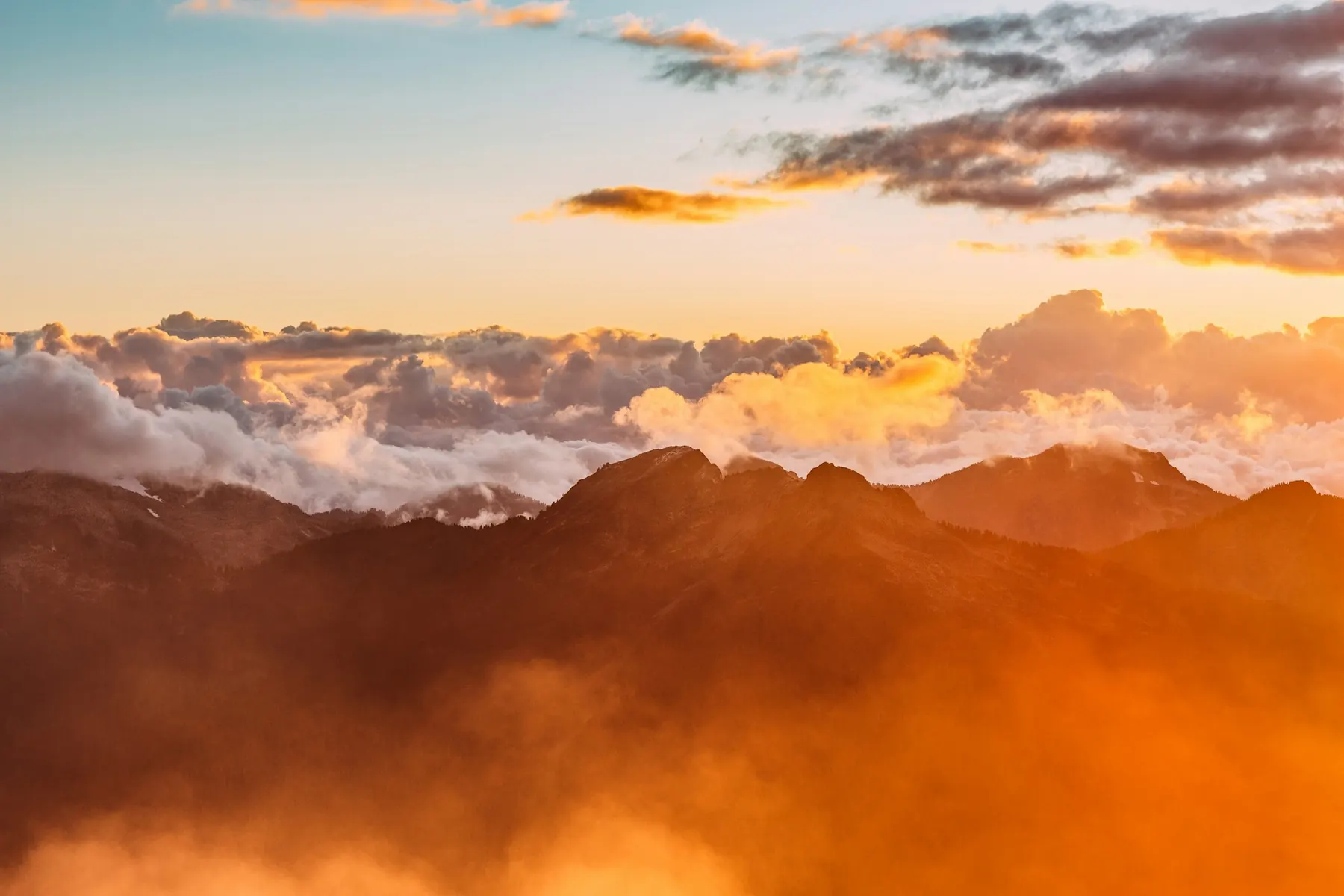 Bergkamm über einem Wolkenmeer im Abendlicht